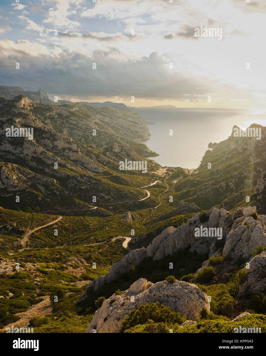 Sunrise oltre la calanque di Sormiou, Marsiglia, nel sud della Francia Foto Stock