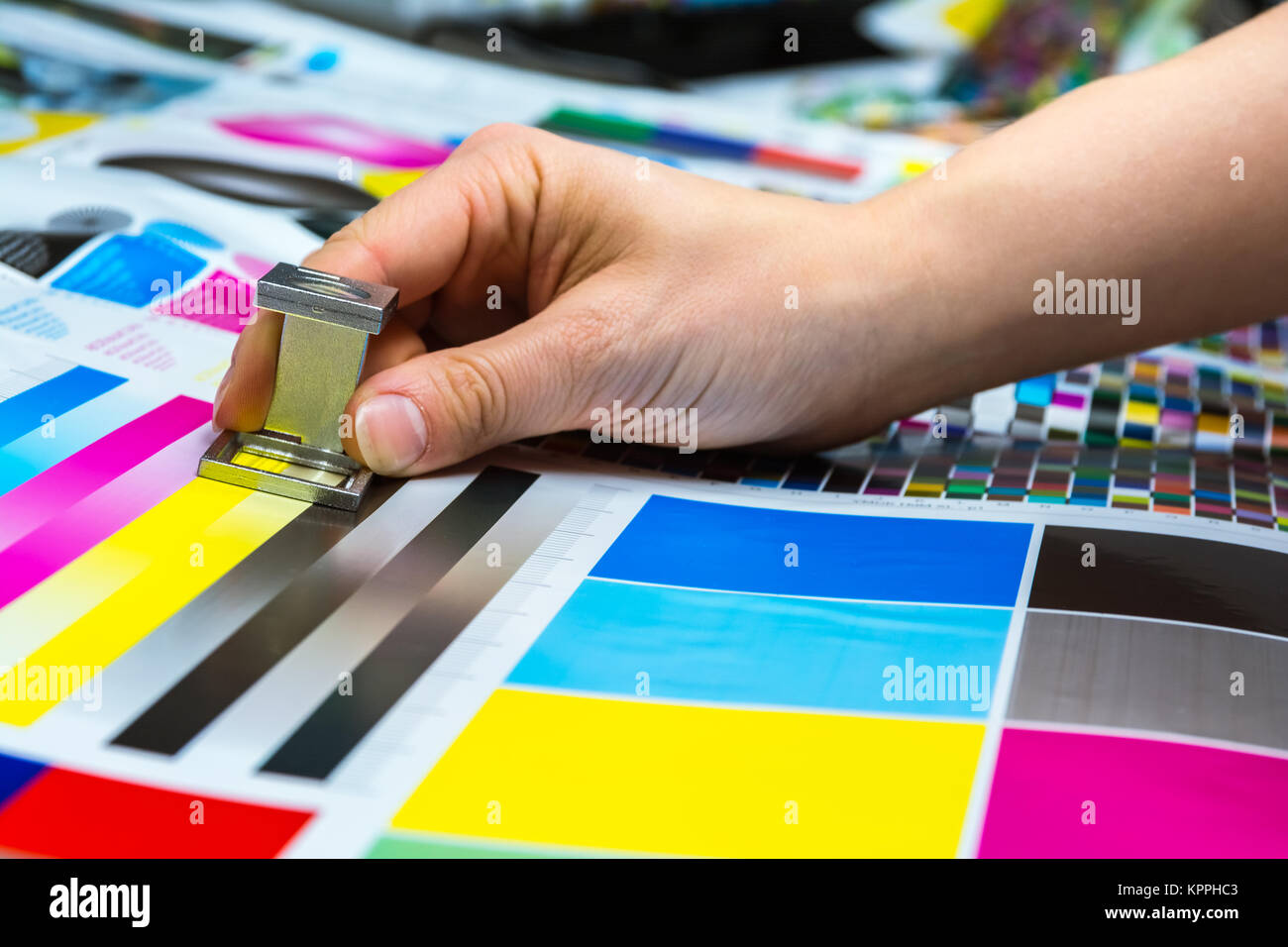 Filettatura stampa contatore essendo utilizzato da mano femmina misura la gestione colore primo piano oggetto dell'industria Foto Stock