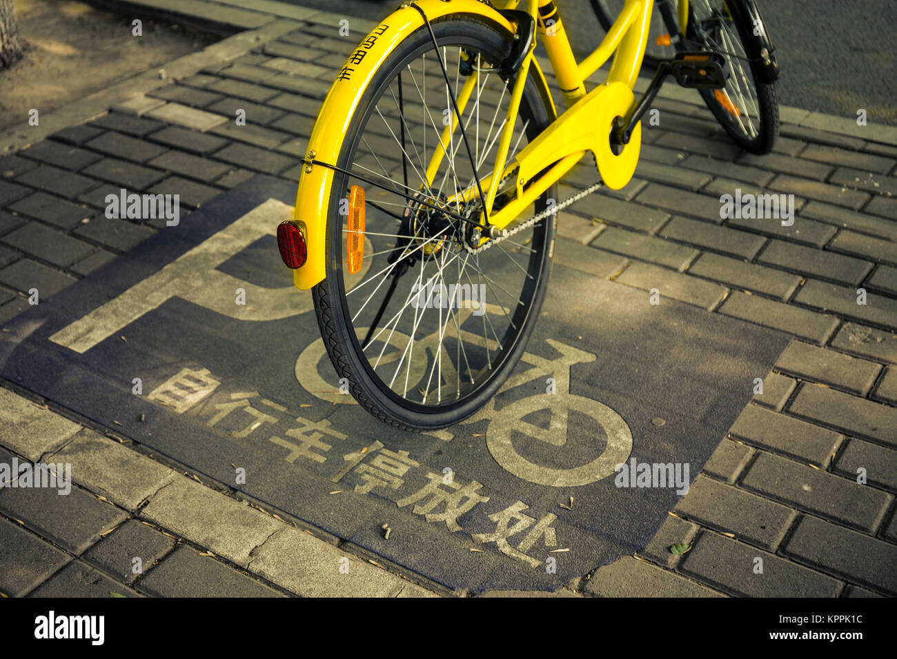 Il parcheggio per le bici a Pechino in Cina. Foto Stock