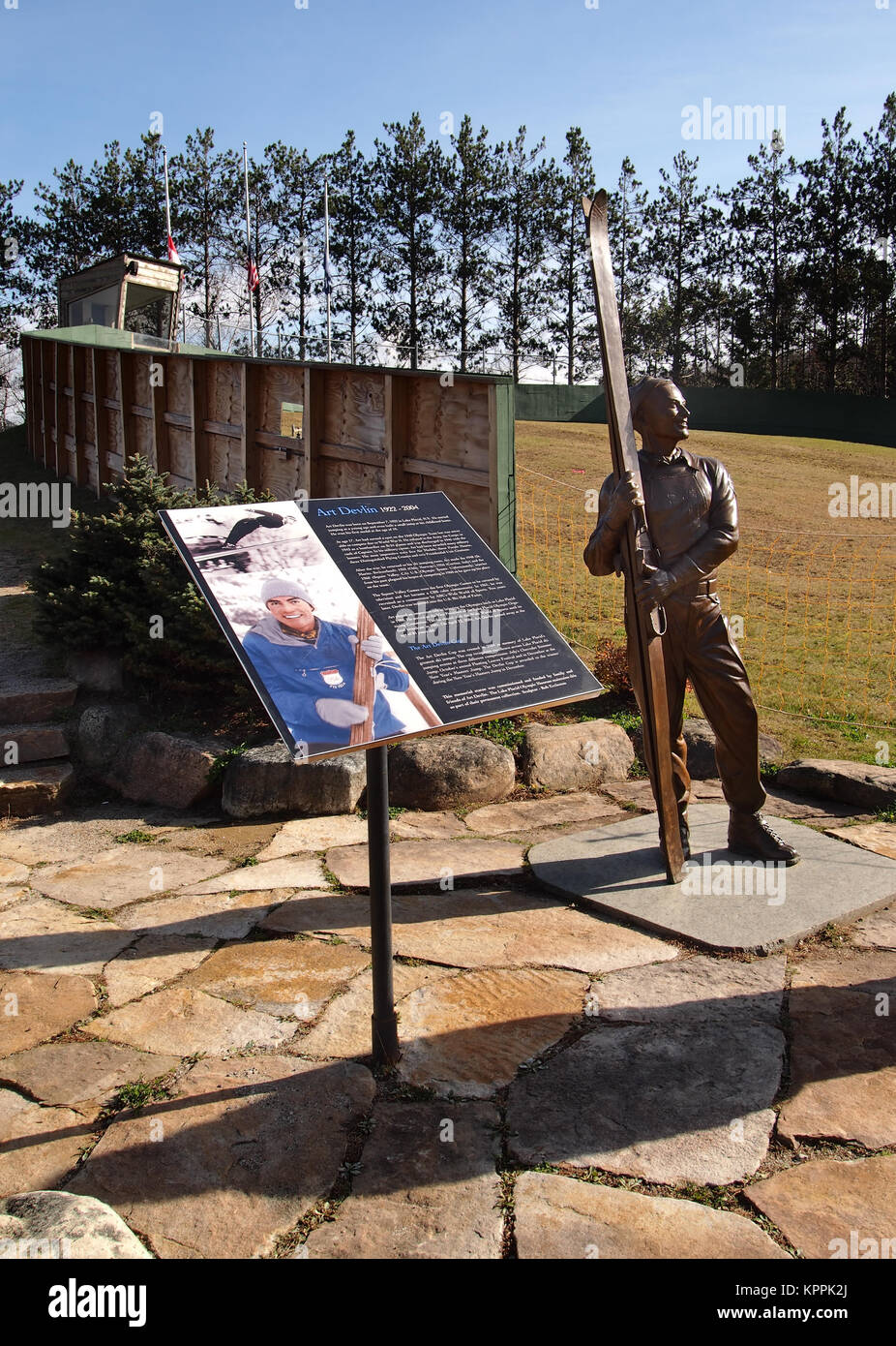 Lake Placid , New York, Stati Uniti d'America. Ottobre 10, 2017. Statua e Memoriale di arte Devlin , Olympic Ski il ponticello che era nato nella cittadina di Lake Placid a L Foto Stock