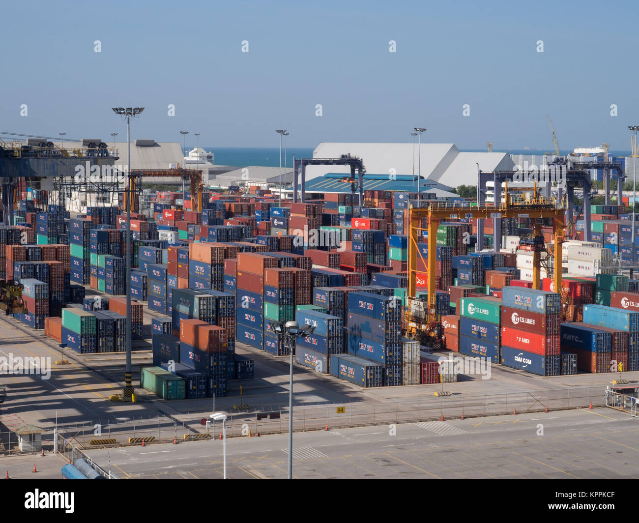 I contenitori di spedizione in porto Foto Stock