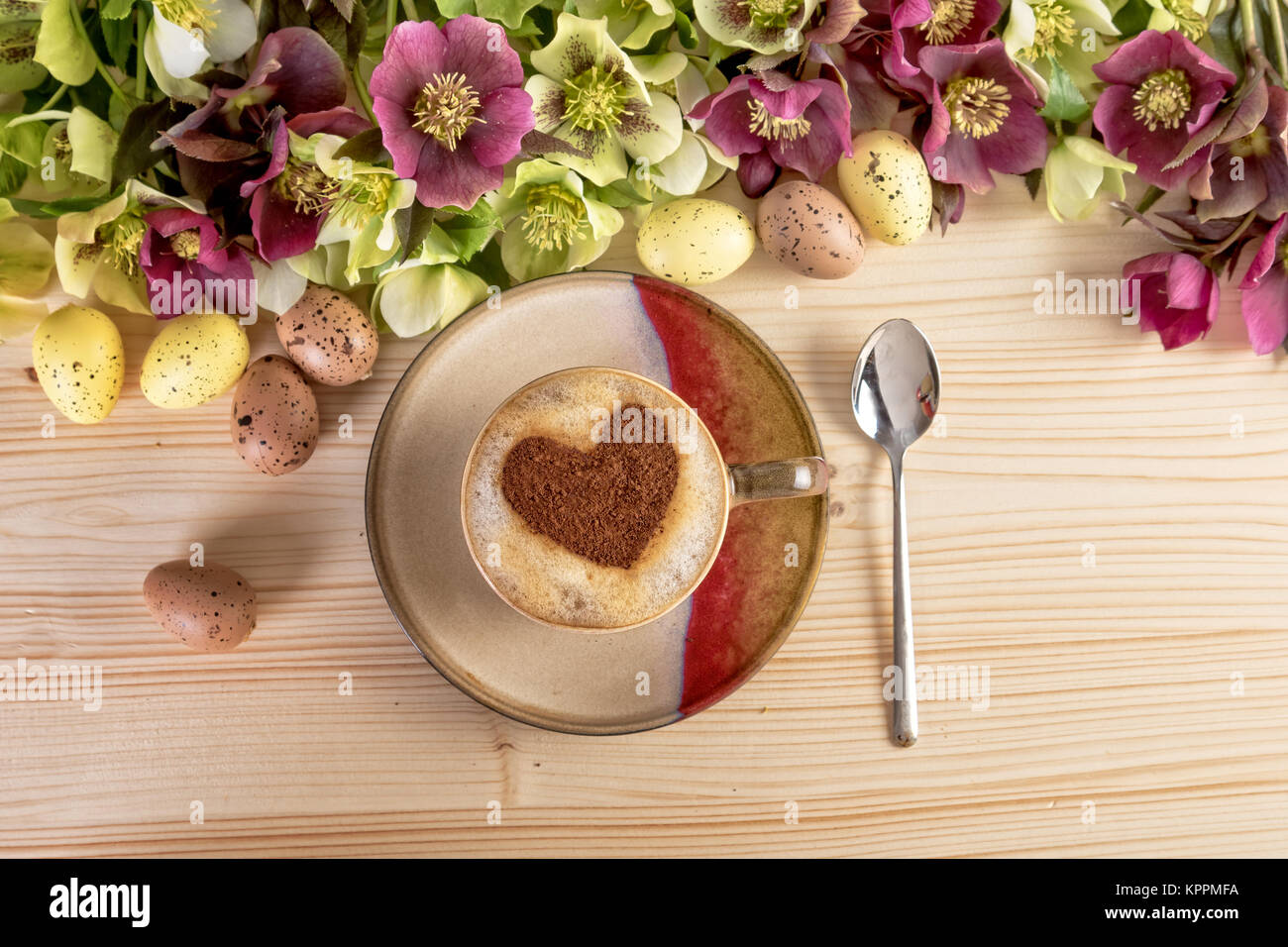Caffe Con Forma Di Cuore E Fiori Pasqua Decorazione Su Un Tavolo Di Legno Vista Superiore Foto Stock Alamy