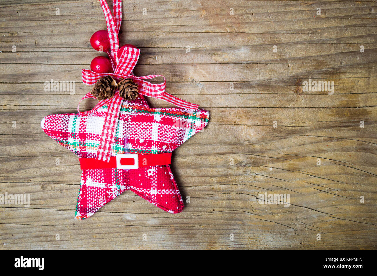 Giocattolo di Natale la stella rossa con il vischio sul tavolo di legno Foto Stock