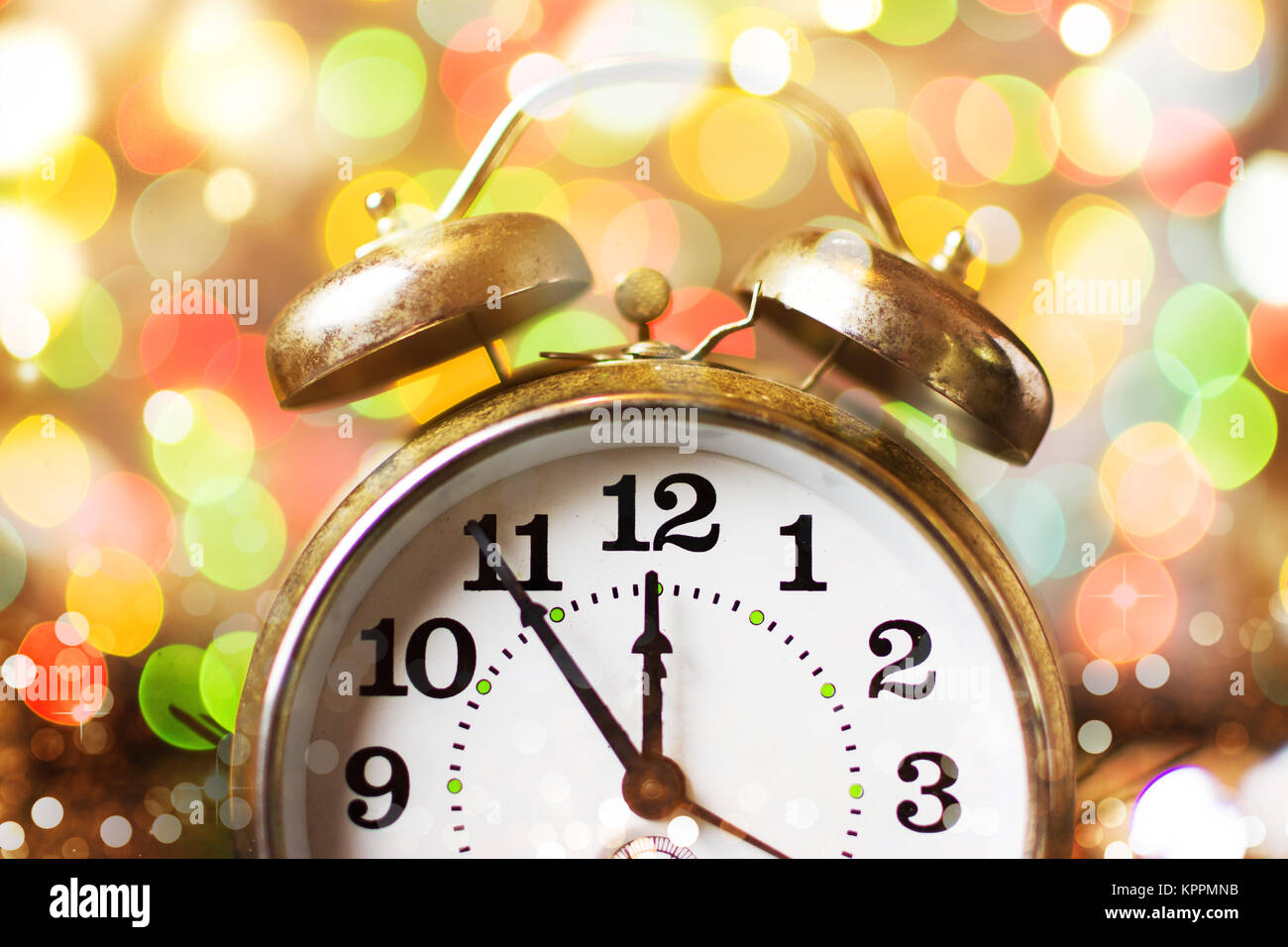 Orologio Vintage avvicina mezzanotte e la festa delle luci di Natale Foto Stock