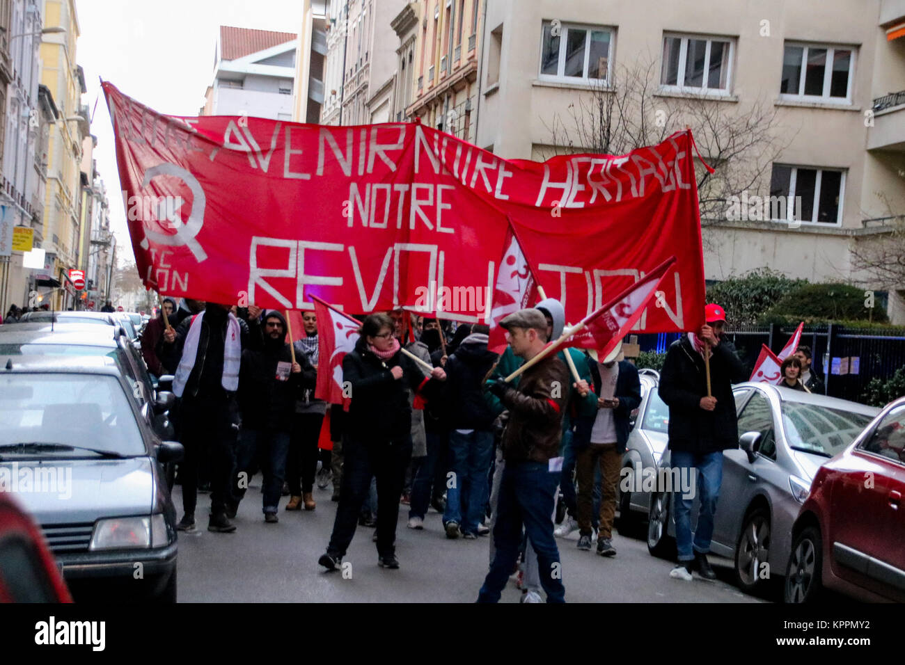 Si verificano gli scontri tra la polizia e gli ufficiali di giovani militanti comunisti di Lione, Francia Foto Stock