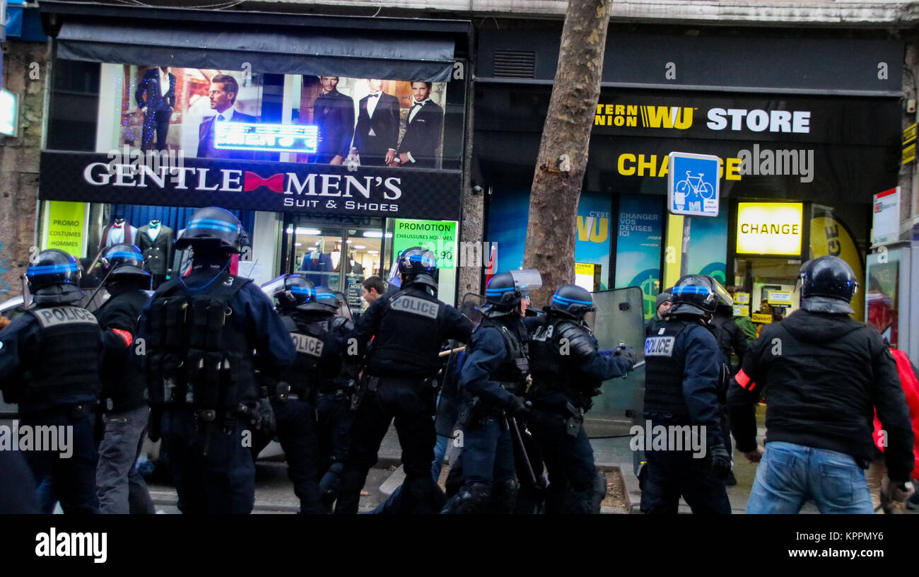 Si verificano gli scontri tra la polizia e gli ufficiali di giovani militanti comunisti di Lione, Francia Foto Stock
