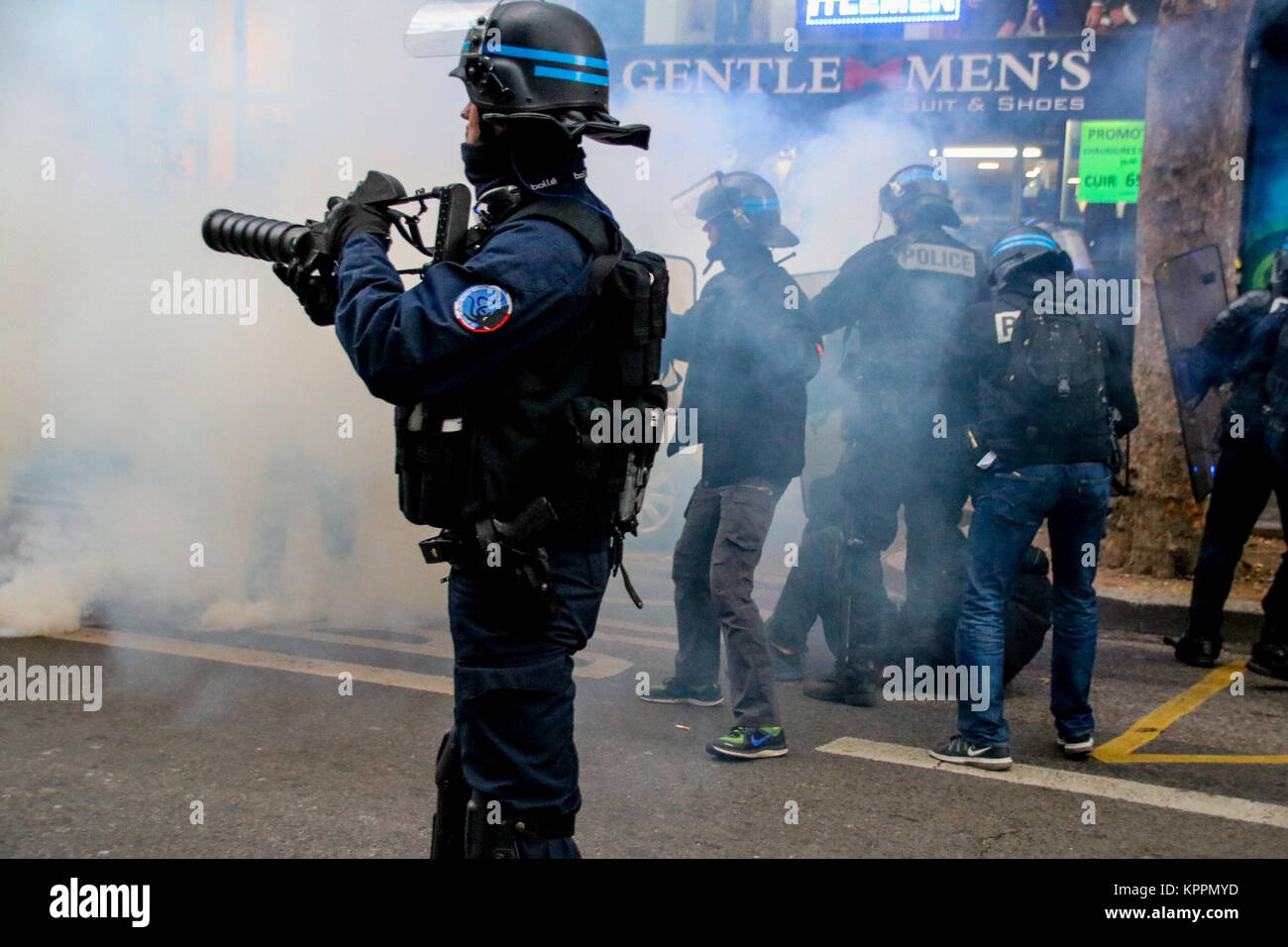 Si verificano gli scontri tra la polizia e gli ufficiali di giovani militanti comunisti di Lione, Francia Foto Stock