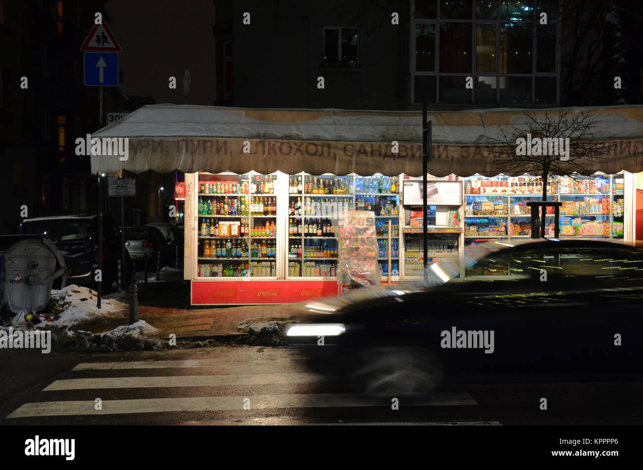 Un chiosco accanto a una strada di notte a Sofia, Bulgaria, Europa orientale Foto Stock