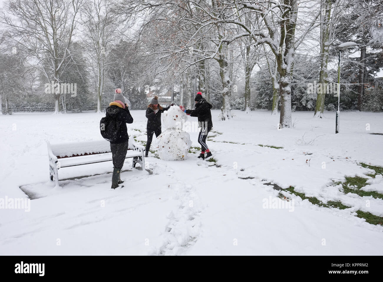 Le donne costruire un pupazzo di neve in queens park loughborough leicestershire Foto Stock