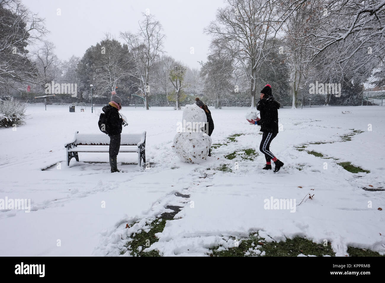 Le donne costruire un pupazzo di neve in queens park loughborough leicestershire Foto Stock