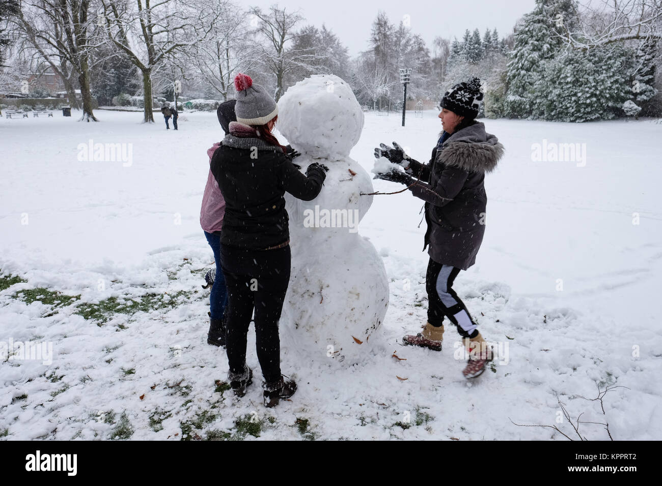 Le donne costruire un pupazzo di neve in queens park loughborough leicestershire Foto Stock