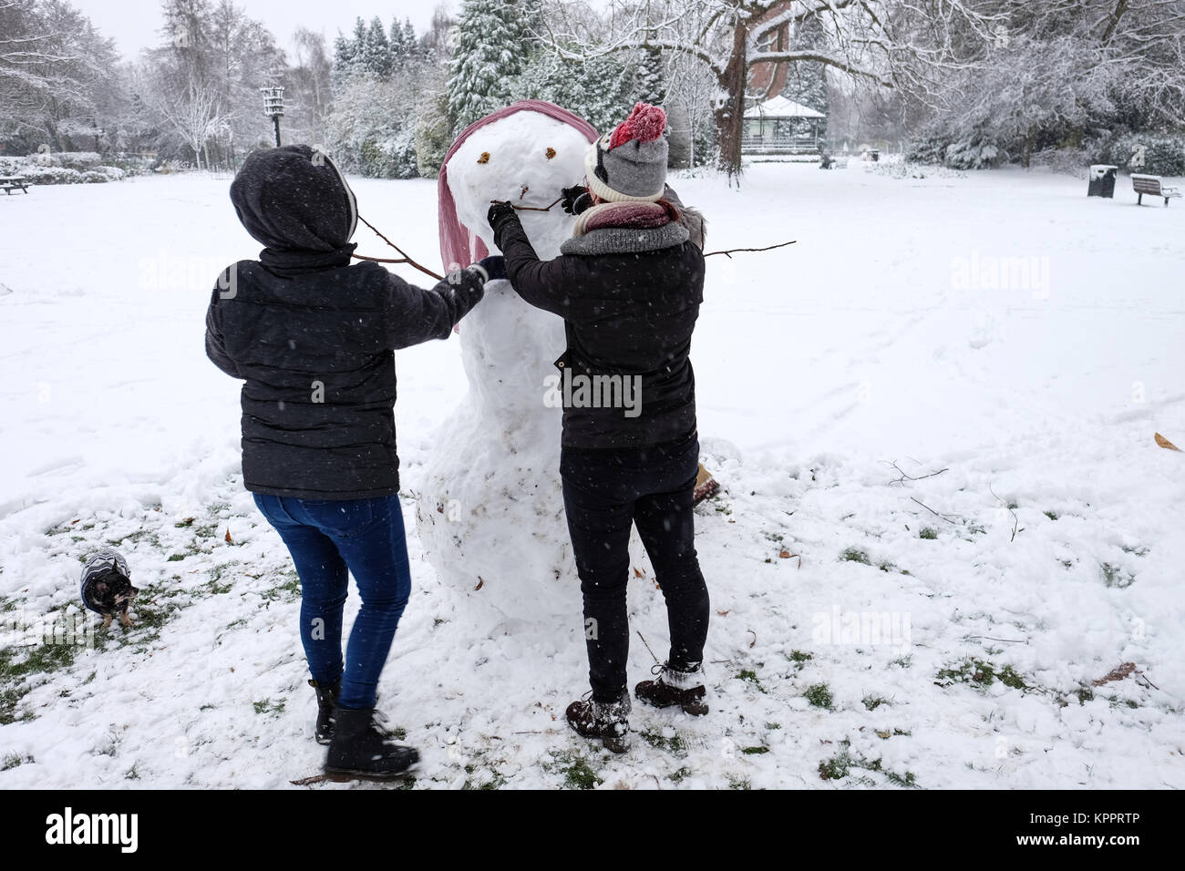 Le donne costruire un pupazzo di neve in queens park loughborough leicestershire Foto Stock