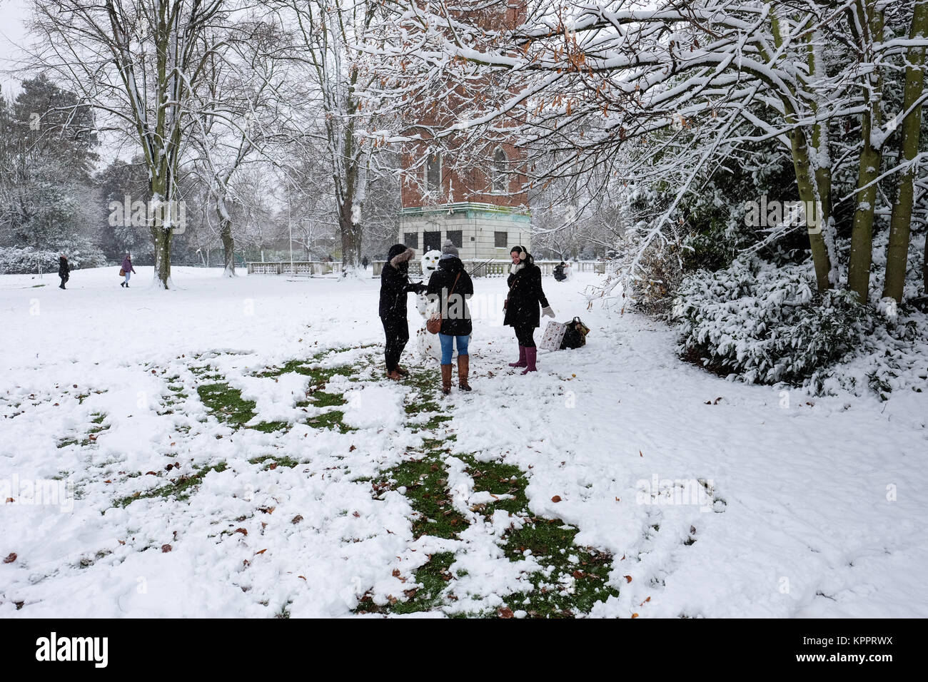 Le donne costruire un pupazzo di neve in queens park loughborough leicestershire Foto Stock