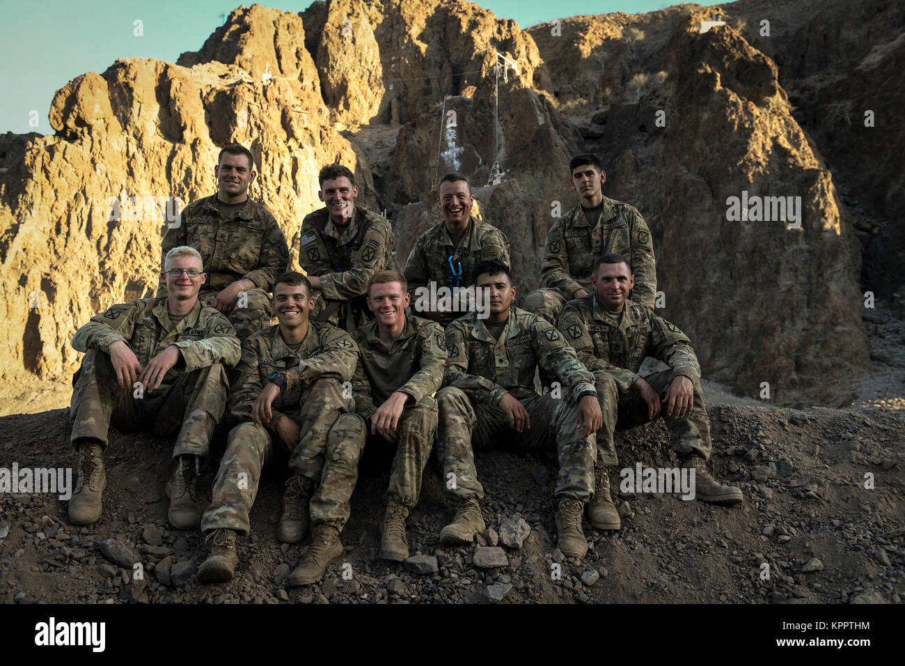 Stati Uniti Soldati provenienti da società di battaglia, 1-32 fanteria, 1° Brigata Team di combattimento, decimo Montagna divisione, assegnato a Combined Joint Task Force-Horn dell'Africa (CJTF-HOA) East African Response Force (EARF), sedersi di fronte al commando francese ostacolo corso dopo il completamento di esso in Gibuti, Africa, Dicembre 3, 2017. I soldati completato la corsa a ostacoli come parte dei due settimana deserto francese Corso di sopravvivenza in cui hanno appreso nozioni di base del Desert Combat, sopravvivenza e movimenti di truppe mentre colmare le barriere linguistiche e culturali che ostacolano il lavoro con forze francesi. Lo scopo dell'EARF è rapidamente a p Foto Stock