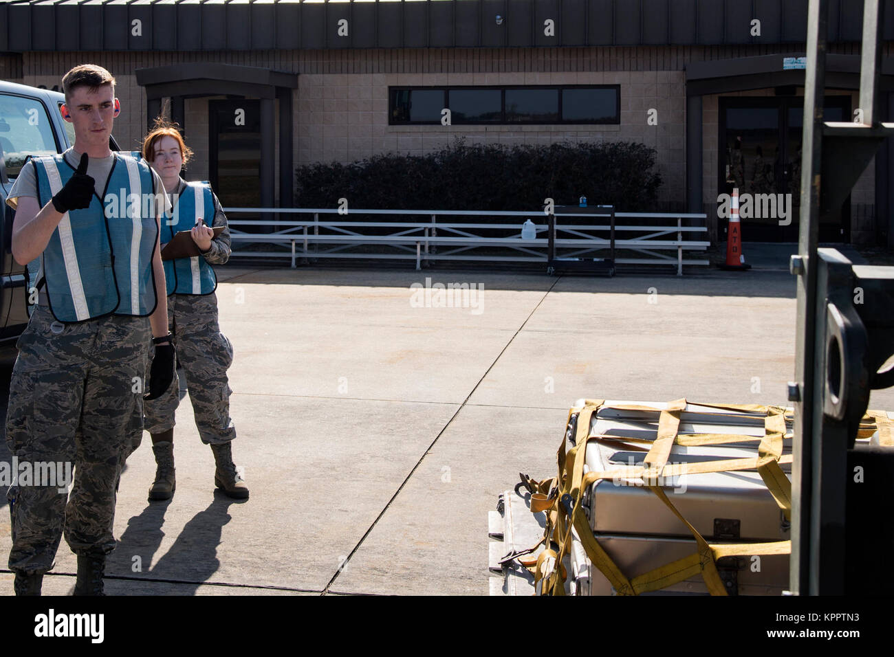 Airman 1. Classe Steven Raulston, 23d disponibilità logistica squadrone di distribuzione di carburanti, l'operatore esegue il marshalling di un carrello elevatore, il 4 dicembre, 2017, a Moody Air Force Base, Ga. Moody's fase 1, fase 2 esercizio testato il 23d del parafango, le operazioni di manutenzione e logistica squadron è pronta a distribuire rapidamente. Avieri dal 23d disponibilità logistica Squadron dove valutati sulla loro capacità di ispezione 30 unità di carico stimata a pesare 70 tonnellate efficiente quando è ricevuto in modo rapido. (U.S. Air Force Foto Stock