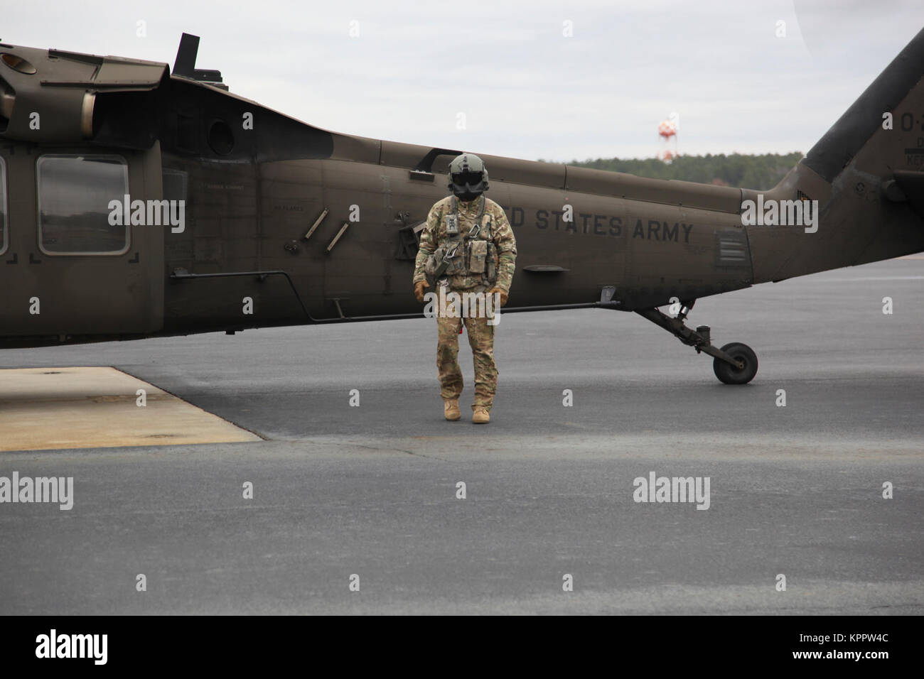 Esercito degli Stati Uniti Reserve UH-60 Blackhawk i piloti di elicottero in stand by il loro elicottero durante il ventesimo annuale di Randy Oler Memorial il funzionamento del giocattolo Drop, ospitato dalla U.S. Esercito degli affari civili e le operazioni psicologiche il comando (airborne), 6 Dicembre 2017 a MacKall Army Airfield, North Carolina. Il funzionamento del giocattolo Drop è la più grande del mondo di combinata airborne operazione con otto partner paracadutisti nazione partecipante e soldati consente la possibilità di allenarsi sul loro militari professionali di specialità, mantenere la loro disponibilità aerea e restituire alla comunità locale. (U.S. Esercito Foto Stock