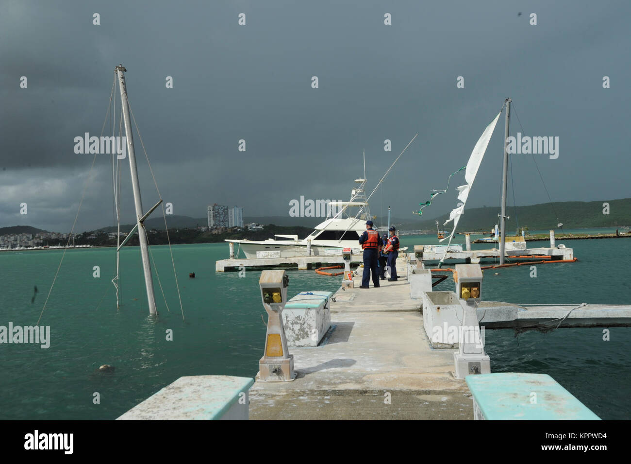 Gli alberi delle barche a vela affondata sono visti come i membri del team con l'uragano Maria FSE-10 Puerto Rico risposta valutare le informazioni sui pescherecci che sono stati identificati per la eventuale rimozione o inquinamento azione di risposta, Isleta Marina, Porto Rico, 6 dicembre 2017. Il team che ha visitato la marina inclusi i rappresentanti di Stati Uniti Coast Guard, Agenzia di protezione ambientale, National Oceanic and Atmospheric Administration, E DEGLI STATI UNITI Pesci e fauna selvatica servizio. Il FSE-10 missione è offerta senza costi le opzioni per la rimozione di imbarcazioni elica dall uragano Maria; interessati i proprietari di imbarcazioni sono invitati a chiamare il Foto Stock