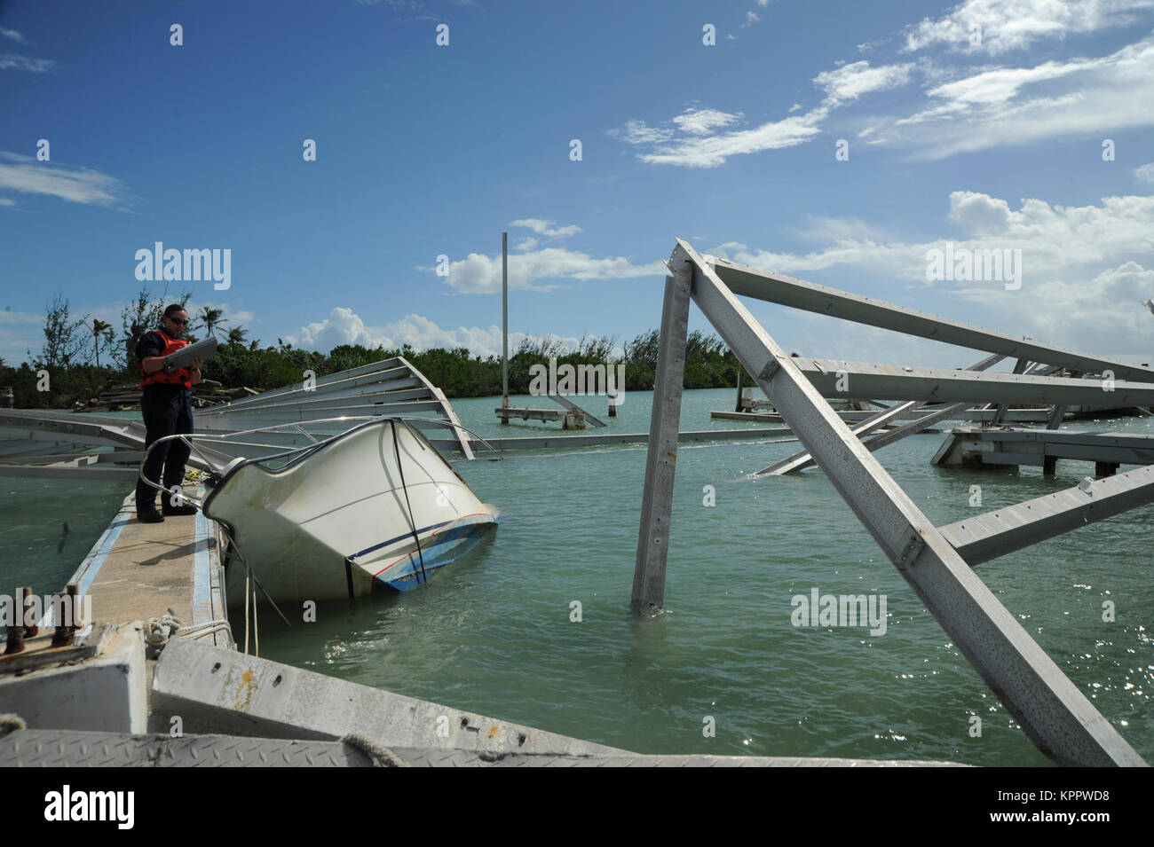 Stati Uniti Coast Guard Petty Officer di terza classe Laurel Siegrist, con l uragano Maria FSE-10 Puerto Rico risposta, registra le informazioni su una nave invecchiato, Isleta Marina, Porto Rico, 6 dicembre 2017. Il FSE-10 missione è offerta senza costi le opzioni per la rimozione di imbarcazioni elica dall uragano Maria; interessati i proprietari di imbarcazioni sono invitati a chiamare il proprietario della nave Hotline Outreach al (786) 521-3900 per l'assistenza gratuita. (U.S. Coast Guard Foto Stock