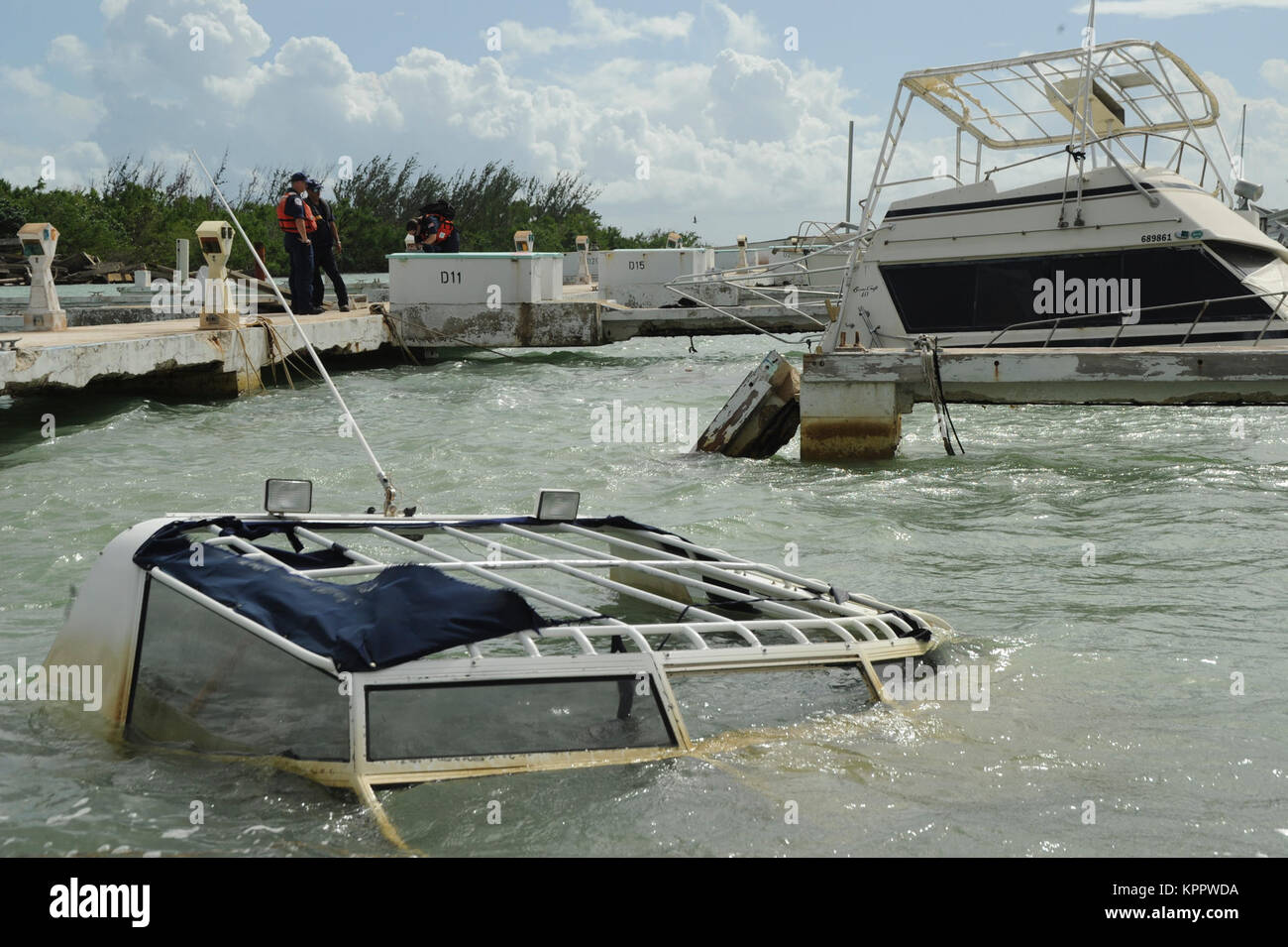I membri del team con l'uragano Maria FSE-10 Puerto Rico valutare distressed navi, individuare i proprietari di imbarcazioni e di valutare le possibili preoccupazioni ambientali che circonda le operazioni di salvataggio, Isleta Marina, Porto Rico, 6 dicembre 2017. Il team che ha visitato la marina inclusi i rappresentanti di Stati Uniti Coast Guard, Agenzia di protezione ambientale, National Oceanic and Atmospheric Administration, E DEGLI STATI UNITI Pesci e fauna selvatica servizio. Il FSE-10 missione è offerta senza costi le opzioni per la rimozione di imbarcazioni elica dall uragano Maria; interessati i proprietari di imbarcazioni sono invitati a chiamare il proprietario della nave Outreach Hotline ( Foto Stock