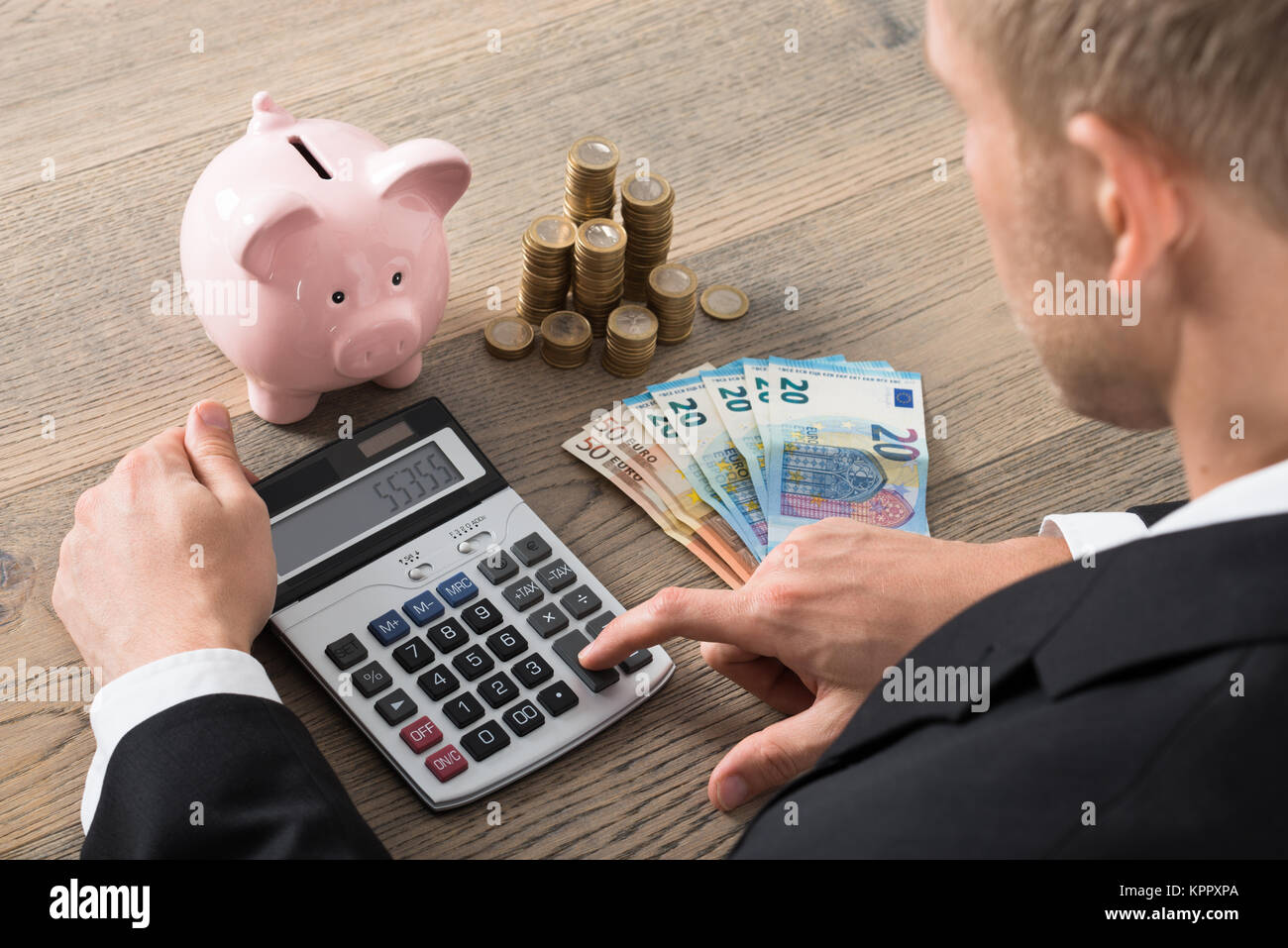 Close-up di un imprenditore il calcolo del risparmio Foto Stock