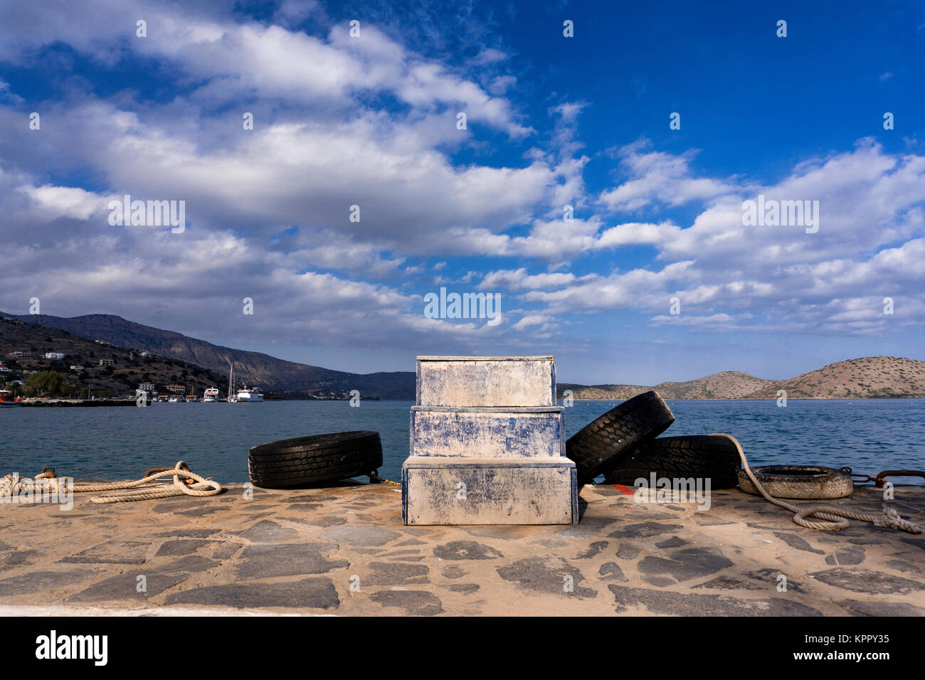 Scale e pneumatici a Elounda Bay Creta Grecia Foto Stock