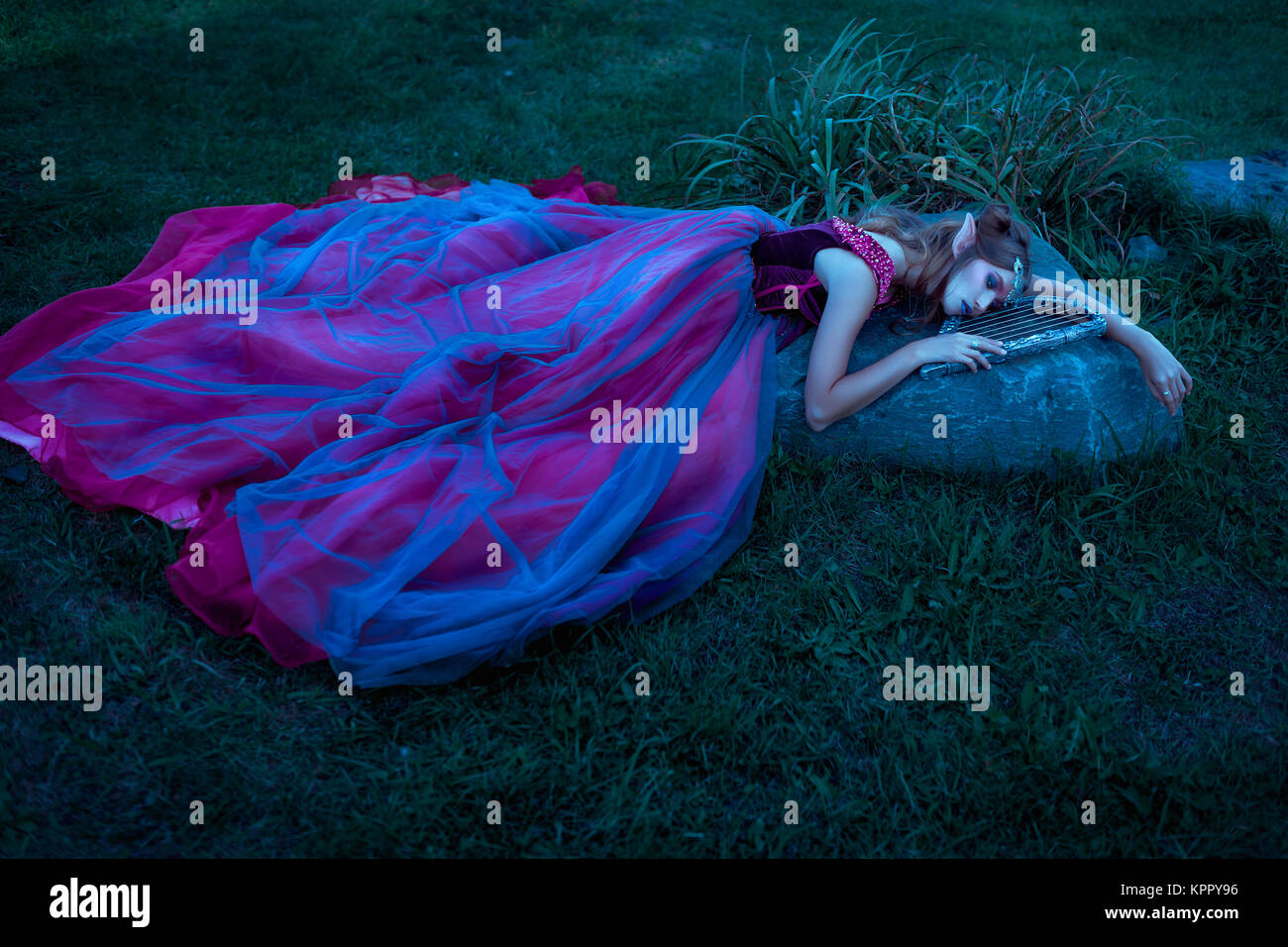 Elf donna in abito viola Foto Stock