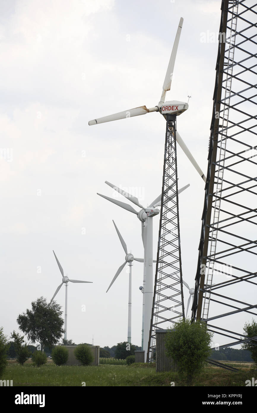 Germnay, impianti di energia eolica vicino Ense nei pressi di Werl. Deutschland, Windkraftanlagen bei Ense naehe Werl. Foto Stock