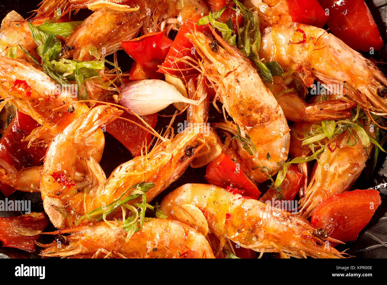 Spicy gourmet intera griglia regina di gamberi con aglio ed erbe aromatiche e pepe rosso in una chiusura completa del telaio vista dal tettuccio Foto Stock