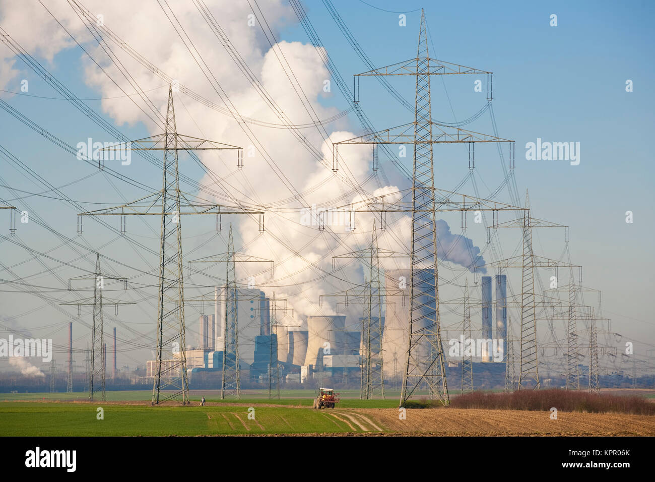 Germania, powerlines vicino a Bergheim, sullo sfondo il carbone fossile bruno power station Niederaussem. Deutschland, Hochspannungsleitungen bei Bergheim, im Foto Stock