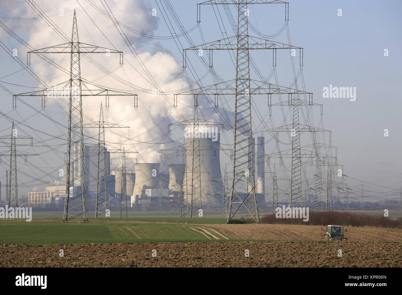 Germania, powerlines vicino a Bergheim, sullo sfondo il carbone fossile bruno power station Niederaussem. Deutschland, Hochspannungsleitungen bei Bergheim, im Foto Stock