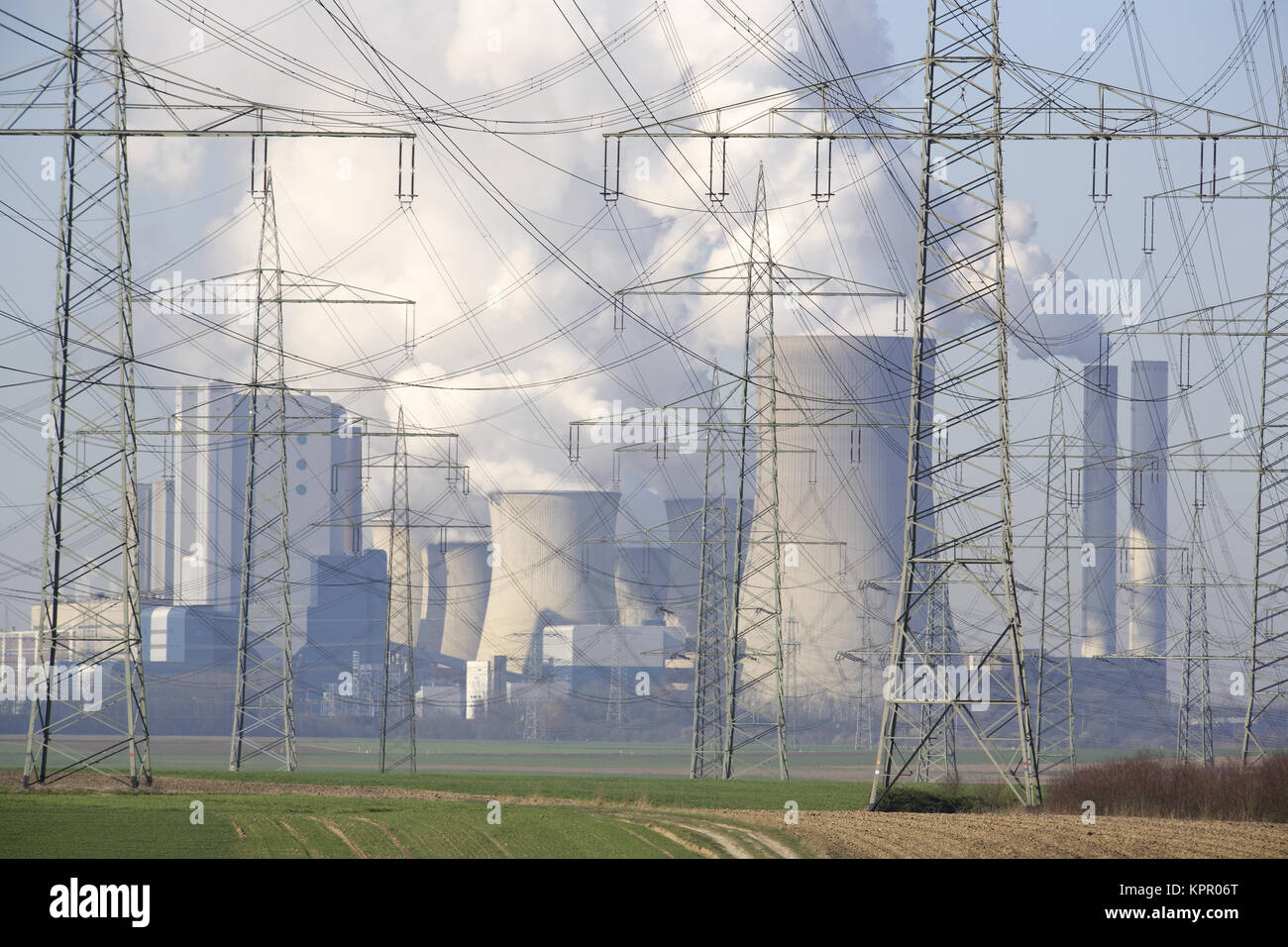 Germania, powerlines vicino a Bergheim, sullo sfondo il carbone fossile bruno power station Niederaussem. Deutschland, Hochspannungsleitungen bei Bergheim, im Foto Stock