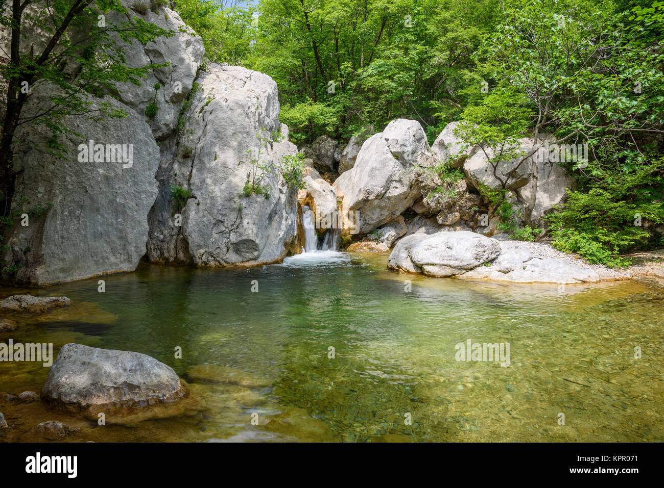 Fiume che scorre attraverso il Parco Nazionale di Paklenica, Croazia Foto Stock