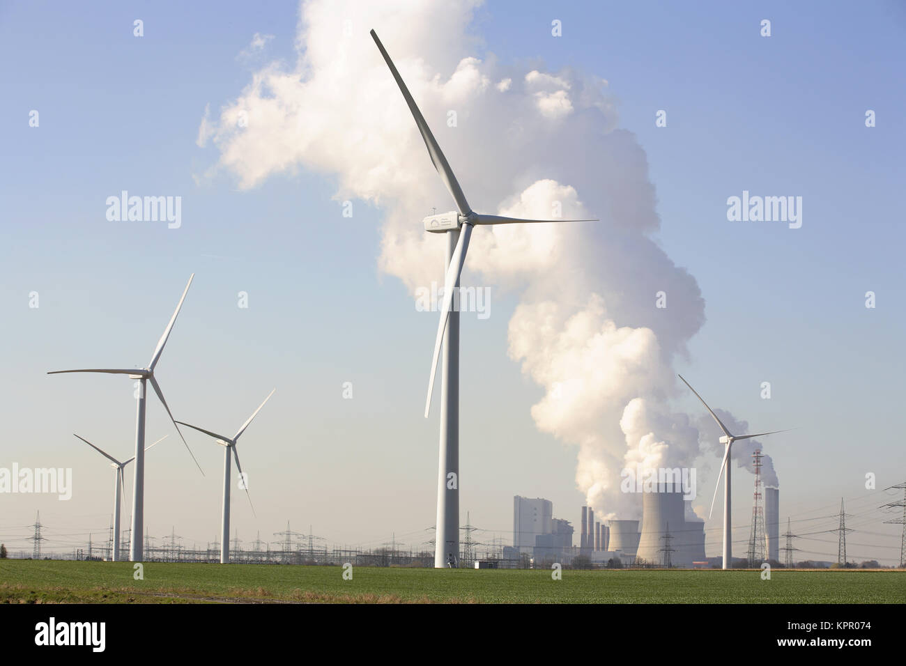 In Germania, il carbone fossile bruno power station Niederaussem vicino a Bergheim, impianti di energia eolica. Deutschland, das Braunkohlekraftwerk Niederaussem bei Bergheim, Foto Stock