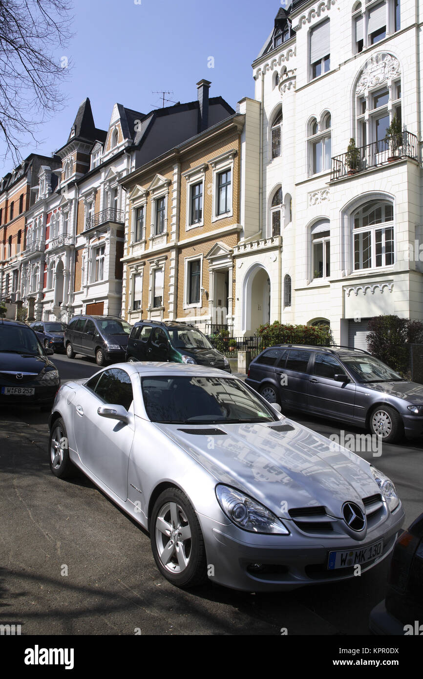 Germania, Wuppertal, case a Roonstreet nel quartiere Brill, Mercedes SLK. Deutschland, Wuppertal, Stadtteil Brill, Haeuser in der Roonstrasse Foto Stock