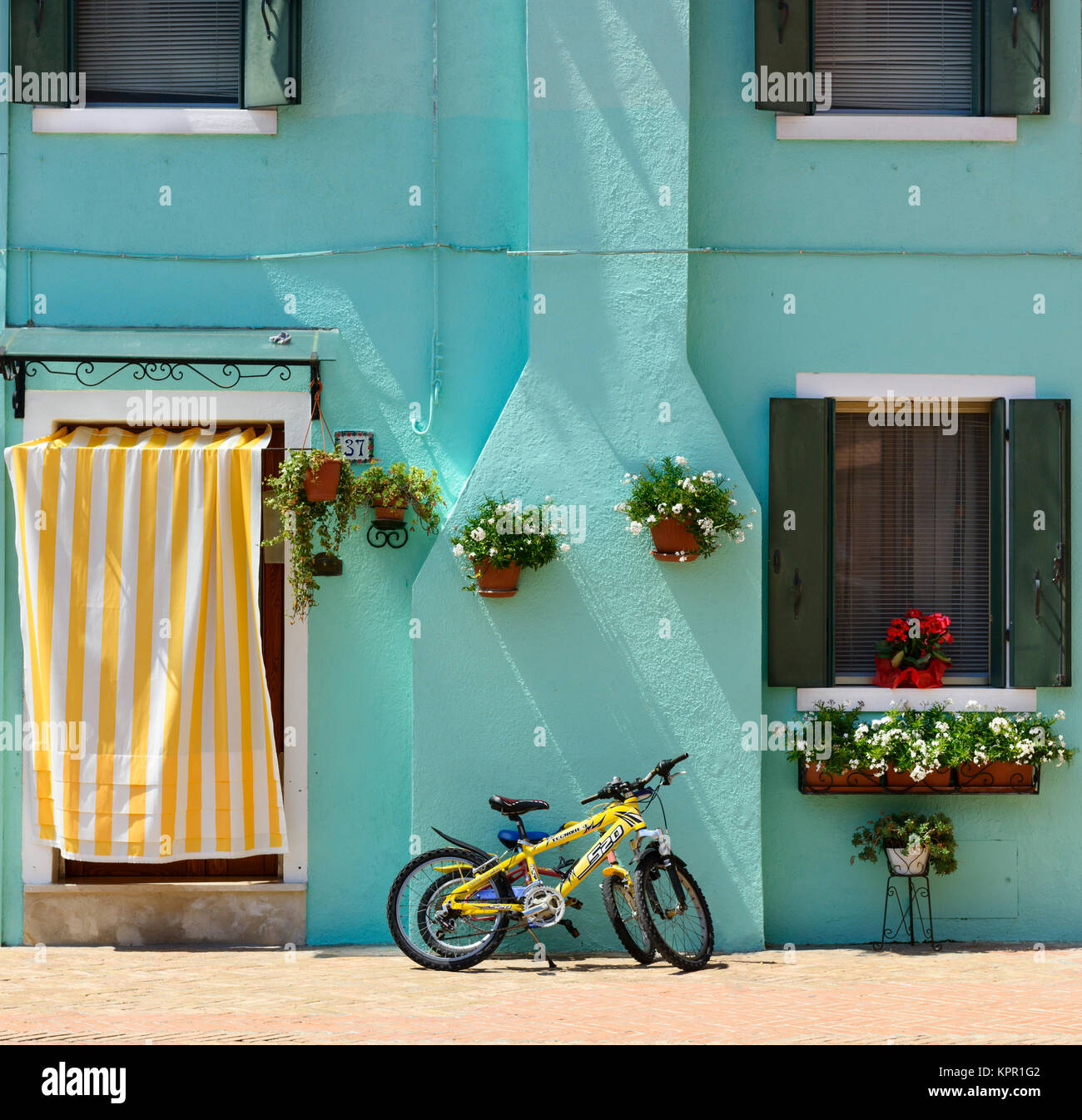 Colorato / Italiano di colorate case ed edifici sull'isola di Burano nella laguna di Venezia Foto Stock