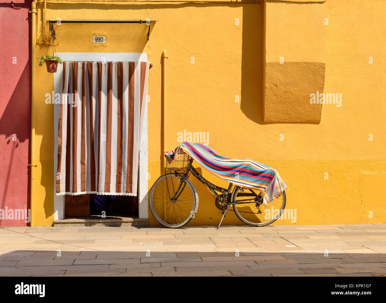 Colorato / Italiano di colorate case ed edifici sull'isola di Burano nella laguna di Venezia Foto Stock