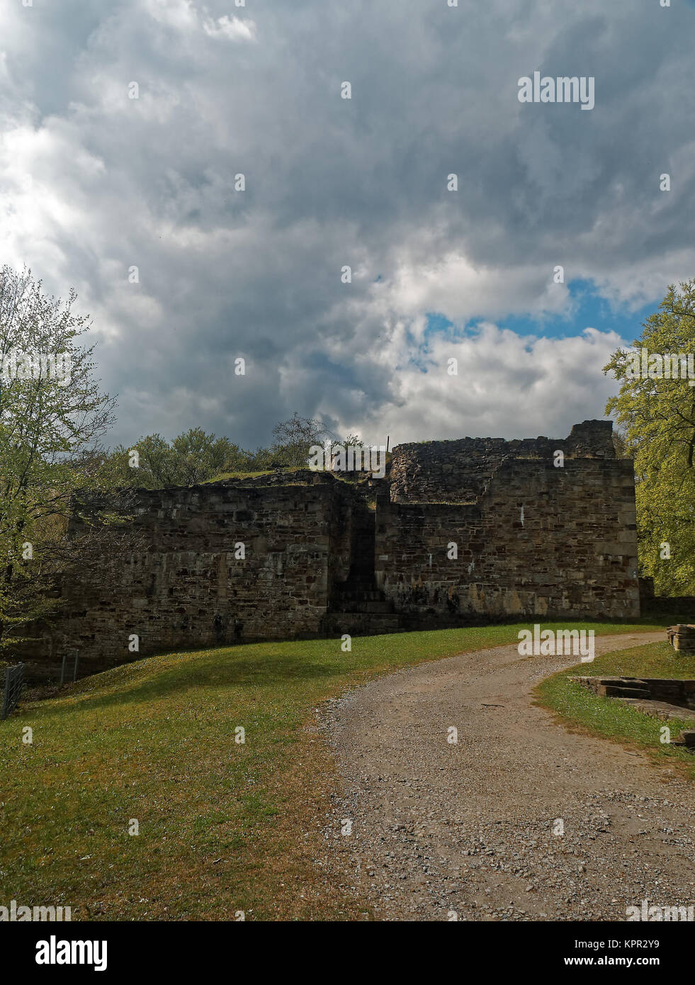 Le rovine di un castello mantenere sul giorno nuvoloso Foto Stock
