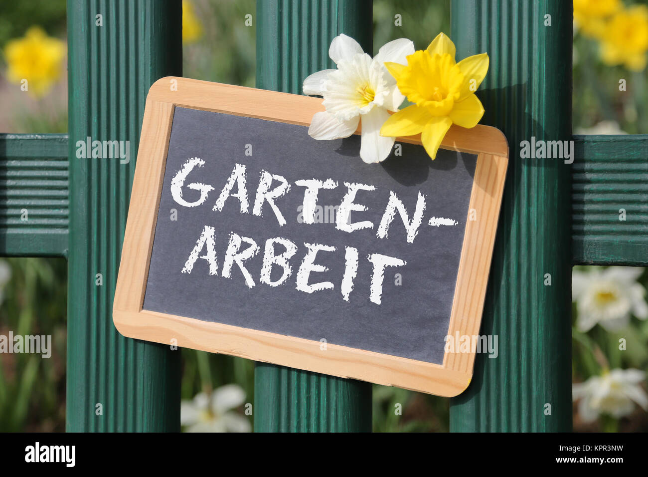 Gartenarbeit Arbeit arbeiten im Garten mit Blumen Blume im Frühling Tafel Schild auf Zaun Foto Stock