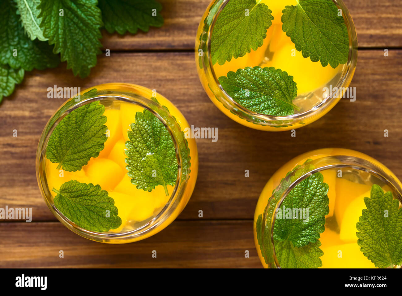 Pesca, balsamo di limone e vino bianco punzone Foto Stock