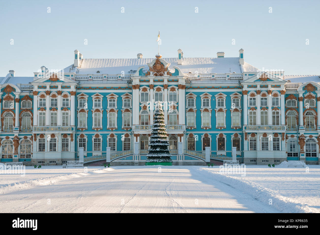 Il Palazzo di Caterina a Carskoe Selo in inverno e di un albero di Natale di fronte all'entrata, San Pietroburgo, Russia Foto Stock