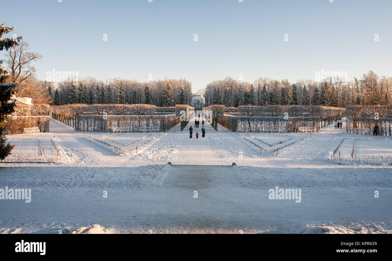 La gente a piedi nei vicoli di Catherine Park in inverno una giornata di sole Foto Stock