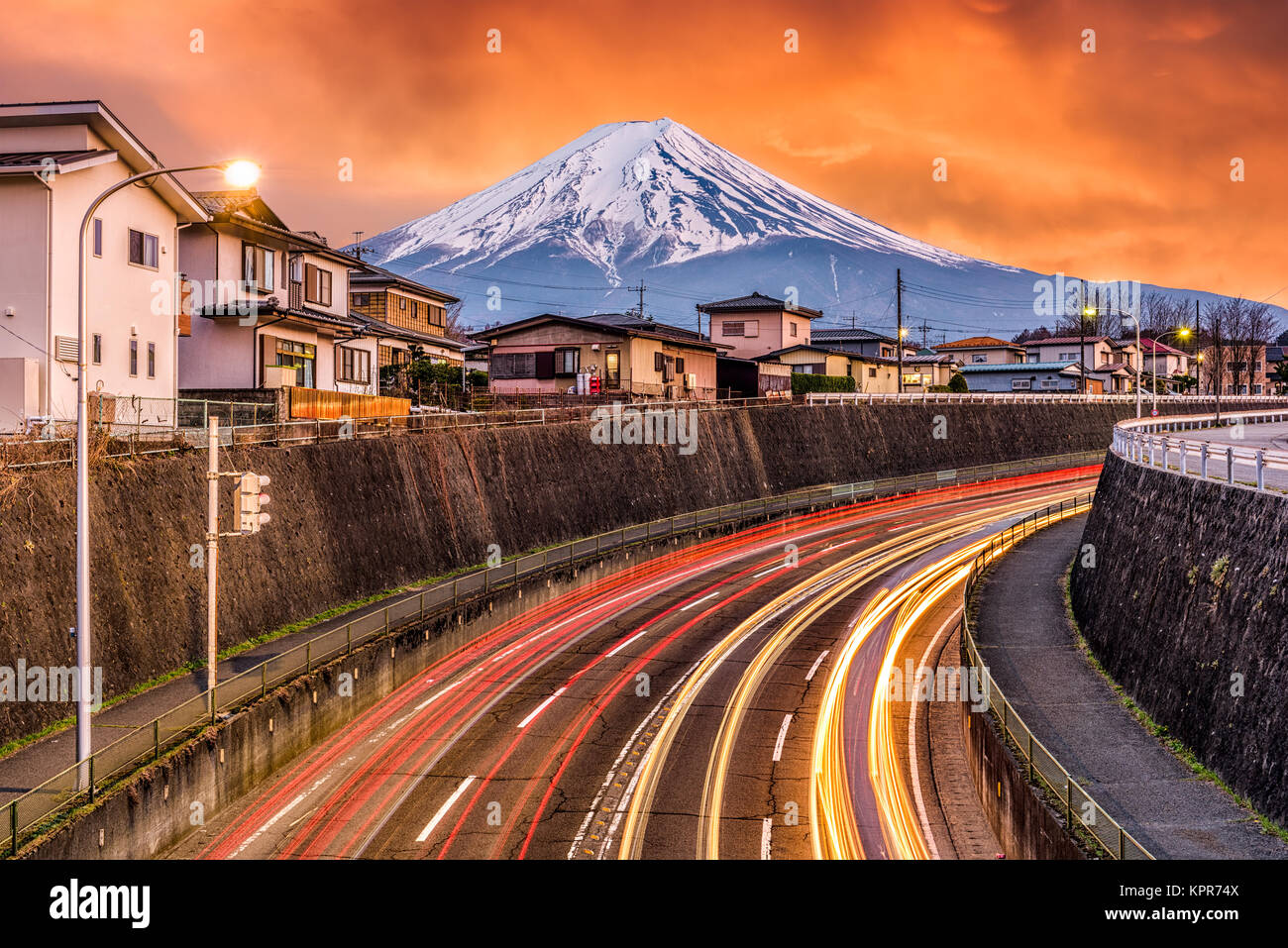 Mt. Fuji, Giappone su strade al tramonto. Foto Stock