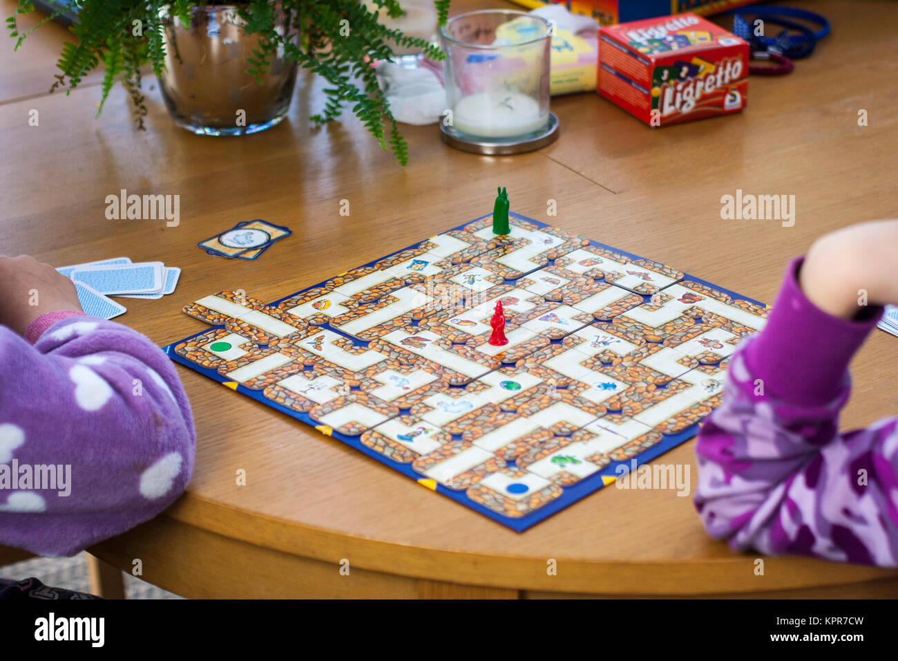 Bambini I bambini giocando ravensburger labirinto gioco di bordo, scheda di  gioco i bambini, e per il divertimento di tutta la famiglia, il concetto di  famiglia, giochi da tavola, Natale Foto stock 