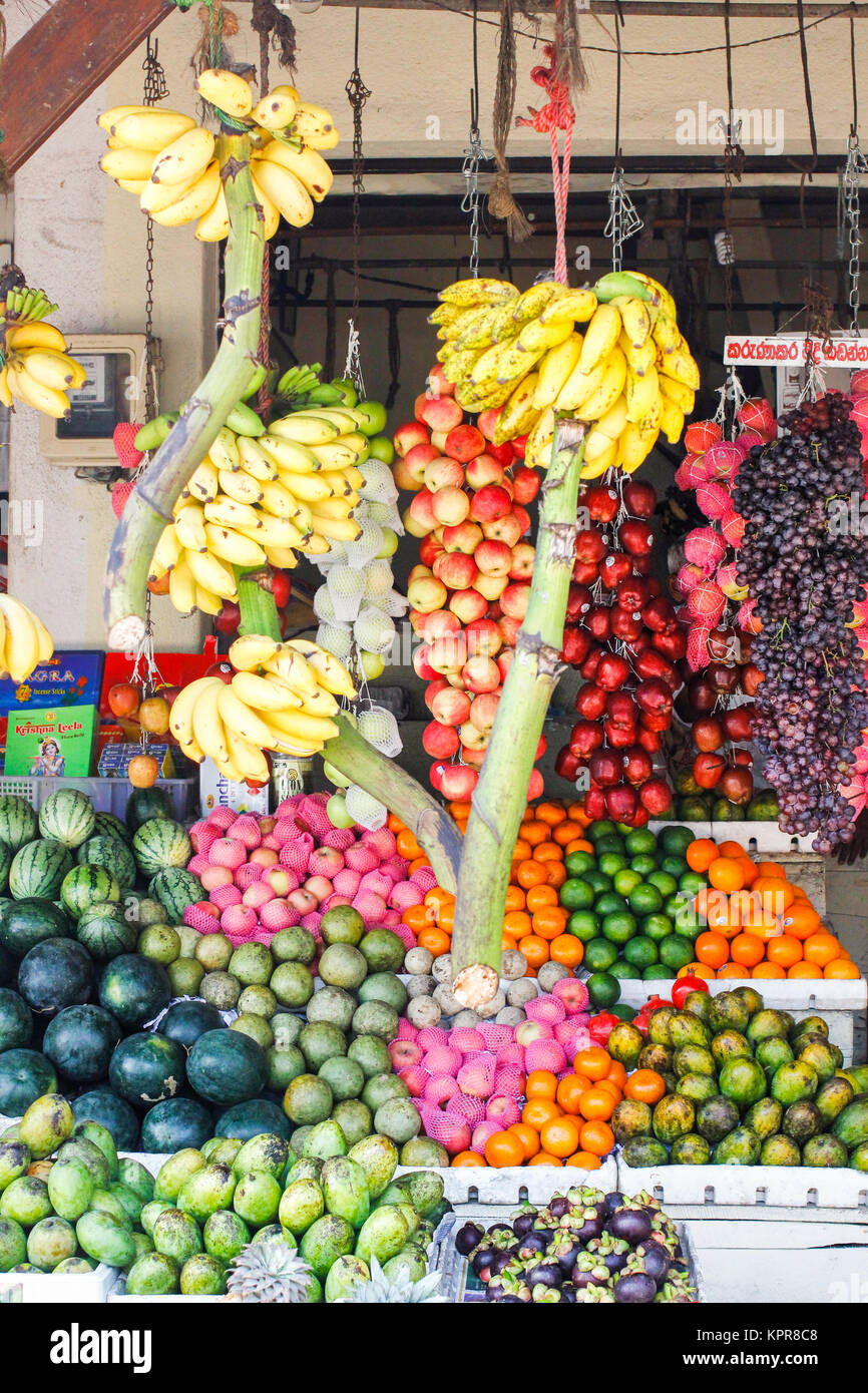 Frutta e verdura stand in uno dei molti agricoltori mercato in Sri Lanka Foto Stock
