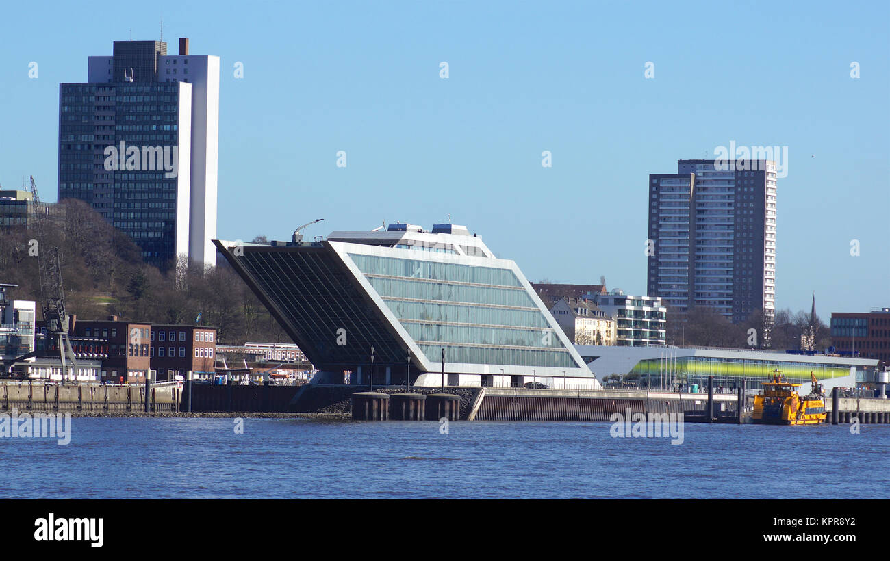 Amburgo, Germania - 8 marzo 2014: Dockland office building, grazie alla sua forma di nave , l'ufficio a sei piani edificio sulle rive del fiume Elba a Altona è non solo di un eye-catcher, ma anche una passeggiata in vista Foto Stock