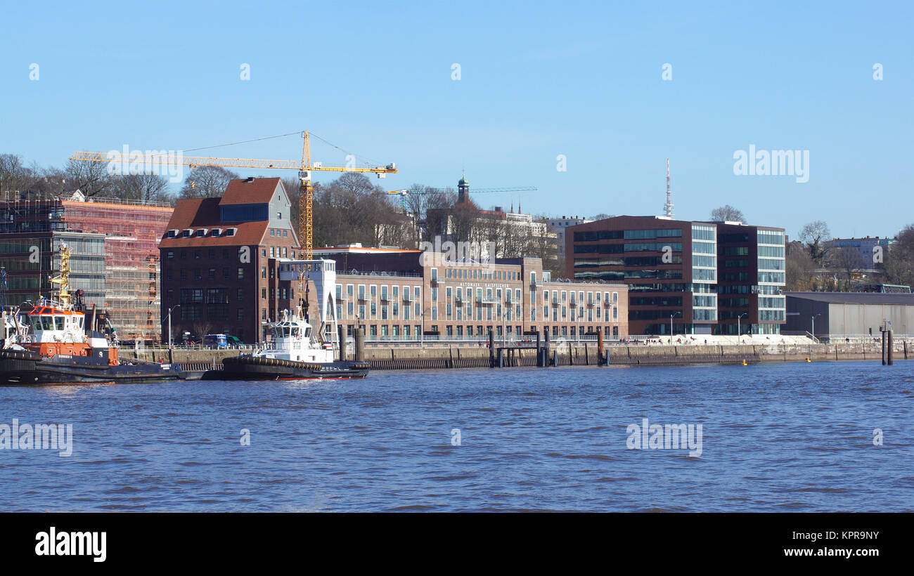 Amburgo, Germania - 8 marzo 2014: il Altonaer Kaispeicher costruita nel 1924 e rinnovata nel 2009 sulle rive del fiume Elba Foto Stock