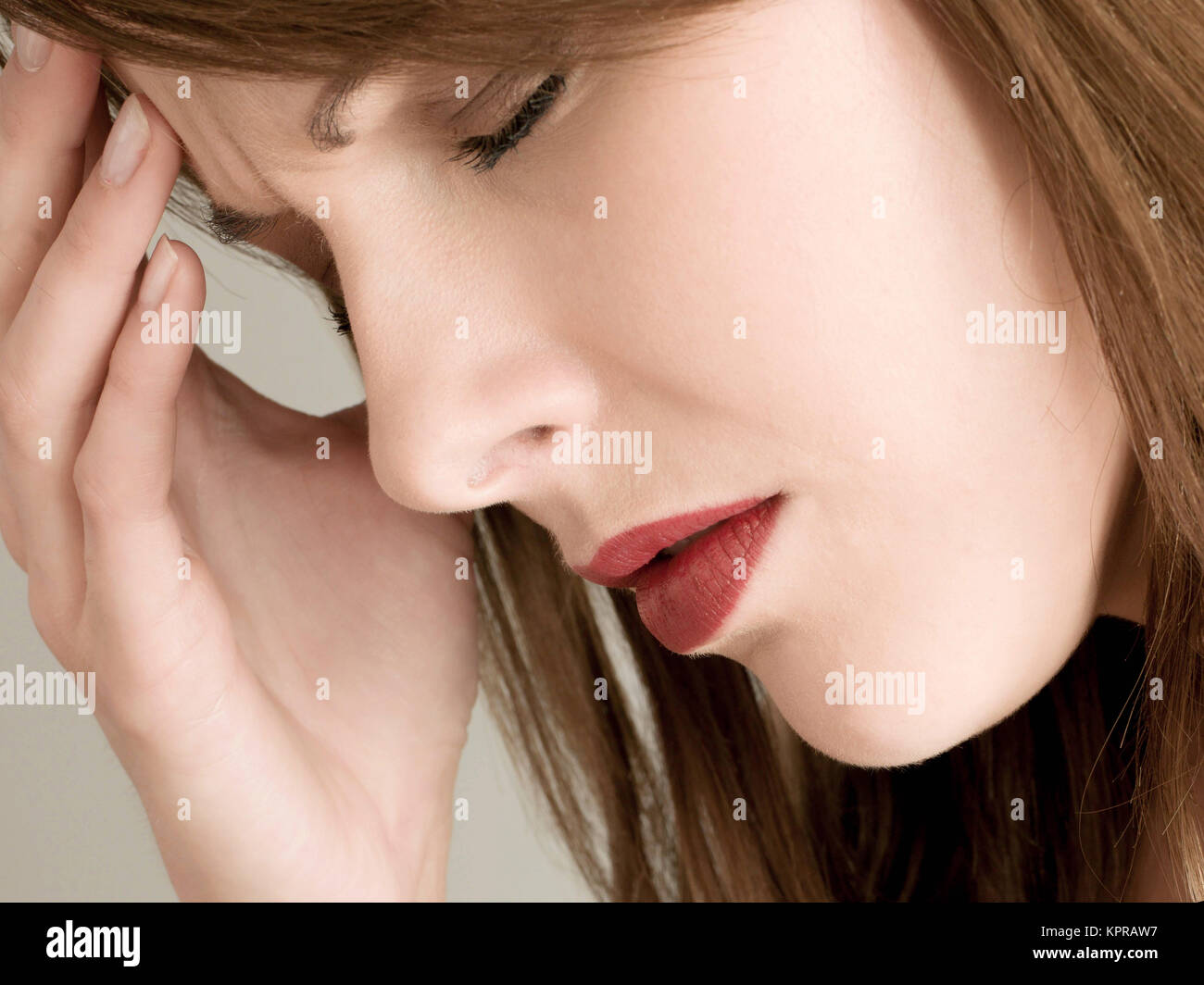 Sottolineato premuto giovane donna tenendo la testa preoccupato o le questioni relative alla salute mentale Foto Stock