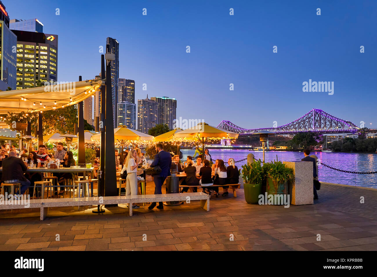 Il lungofiume di Brisbane ad Eagle Street Pier al crepuscolo. Queensland, Australia Foto Stock
