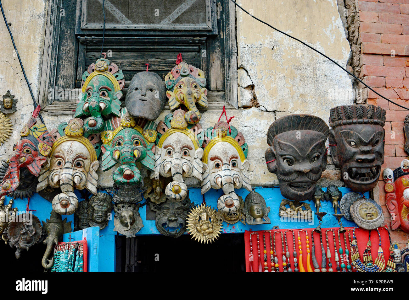 Maschere e lavori d'arte religiosa in vendita nella vetrina di un negozio in Kathmandu, Nepal. Monkey Temple - Swayambhunath Stupa. Foto Stock