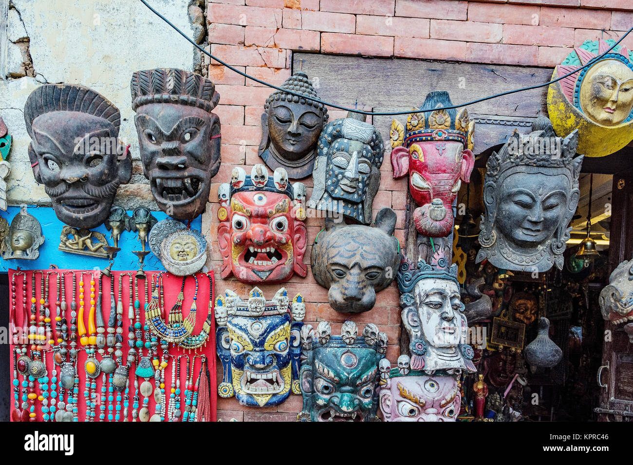 Maschere e lavori d'arte religiosa in vendita nella vetrina di un negozio in Kathmandu, Nepal. Monkey Temple - Swayambhunath Stupa. Foto Stock